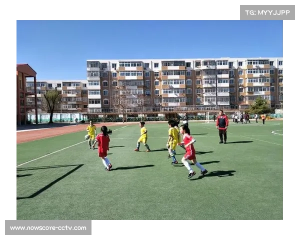 校园足球联赛签订健康承诺书，疫情防控巡查员保障赛事安全