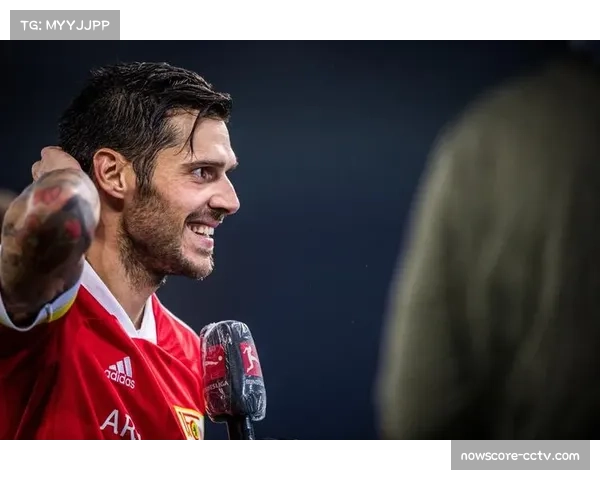 特写镜头：终场哨响，柏林联老将特里梅尔跪地长叹